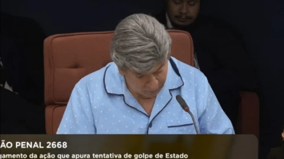 Voto de Fux no julgamento do golpe rende enxurrada de memes nas redes sociais