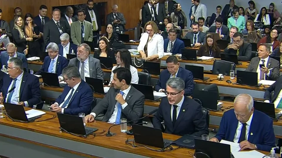 Por unanimidade, CCJ do Senado rejeita e enterra PEC da Bandidagem