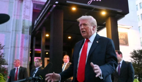 Trump é vaiado e chamado de ‘Hitler do nosso tempo’ em restaurante em Washington