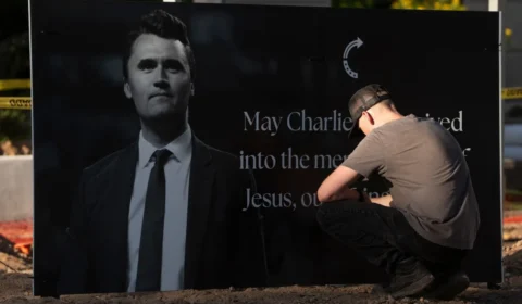 Influenciador trumpista Charlie Kirk morre após ser baleado em universidade nos EUA