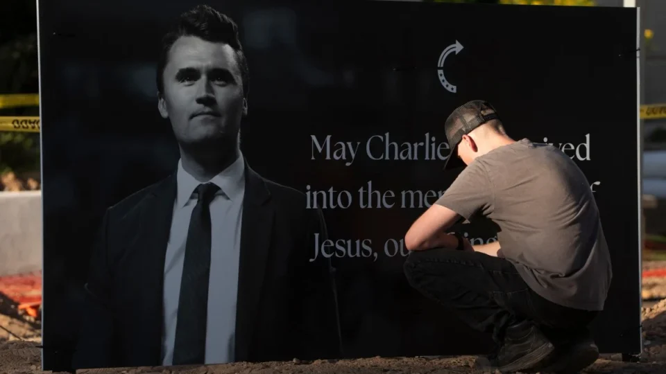 Influenciador trumpista Charlie Kirk morre após ser baleado em universidade nos EUA