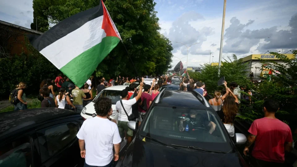 Cidades italianas realizam greves e manifestações para denunciar ofensiva israelense em Gaza