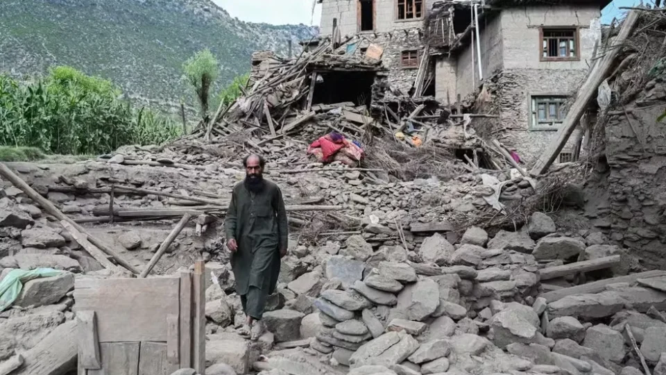 Terremoto no Afeganistão já deixa mais de 1,4 mil mortos e 3,2 mil feridos
