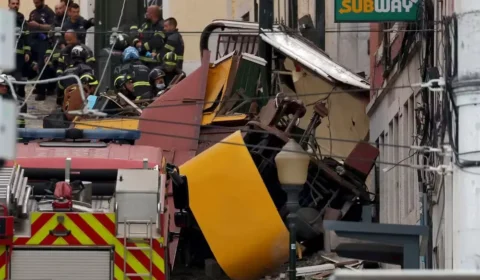 Bondinho descarrila em Lisboa, tomba e deixa 15 mortos e cerca de 20 feridos