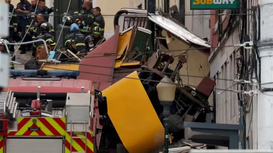 Bondinho descarrila em Lisboa, tomba e deixa 15 mortos e cerca de 20 feridos
