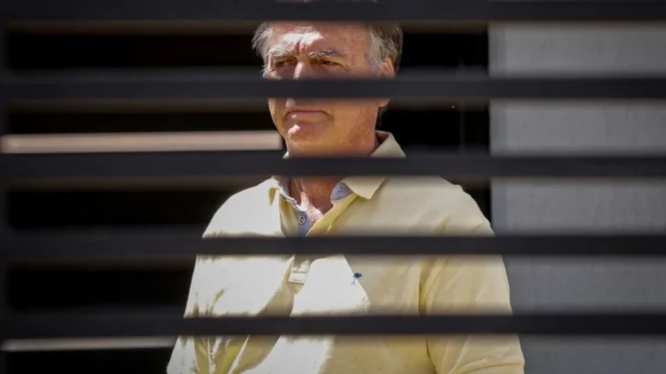 ‘Humilhação’, diz Carlos Bolsonaro sobre escolta armada para pai em hospital