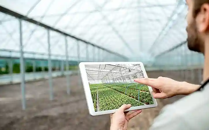Agricultura digital em ação: uso de tablets, sensores e Big Data para monitorar lavouras em tempo real, aumentar a produtividade e tornar o campo mais eficiente e sustentável. Imagem: reprodução