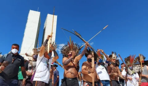 Com atenções em Bolsonaro, Congresso avança com anistia e garimpo em terra indígena