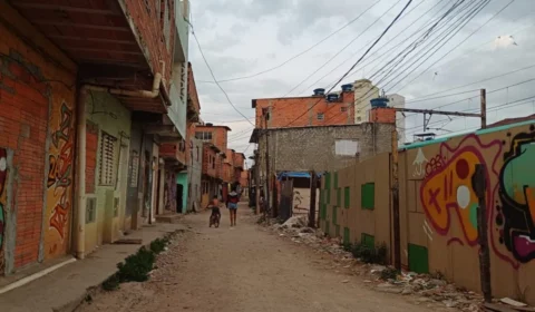Moradora da Favela do Moinho (SP) alerta após prisão de líder comunitária