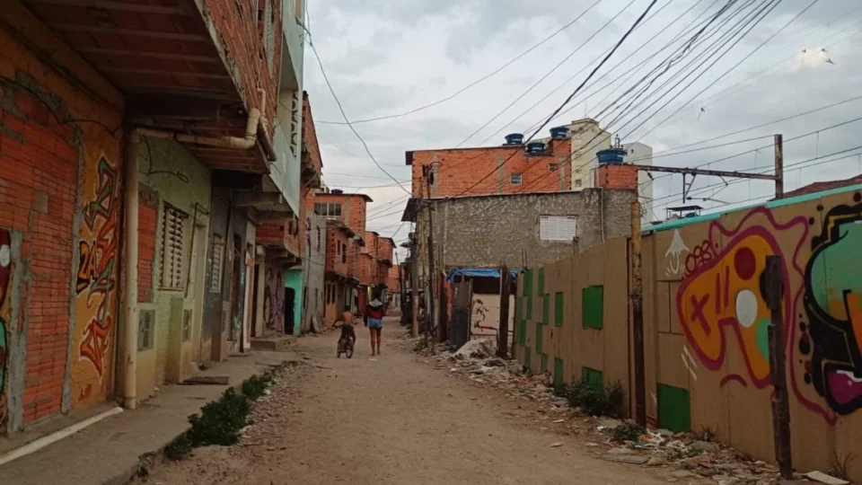 Moradora da Favela do Moinho (SP) alerta após prisão de líder comunitária