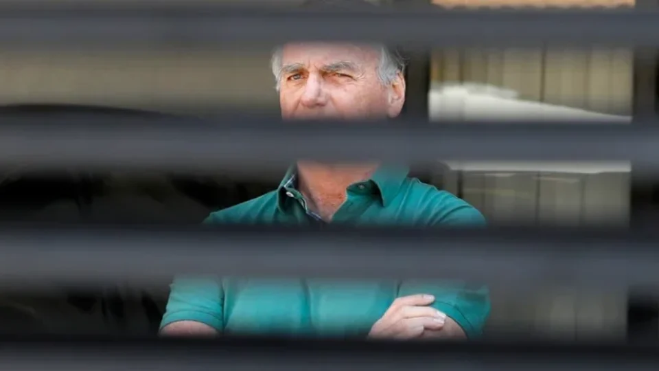 Defesa citou ‘risco à vida’ de Bolsonaro e pediu a Moraes para cumprir pena em casa
