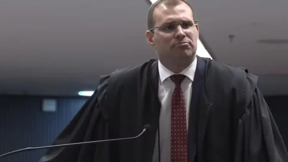 Defesa de general Paulo Nogueira lança Bolsonaro na fogueira e admite plano golpista
