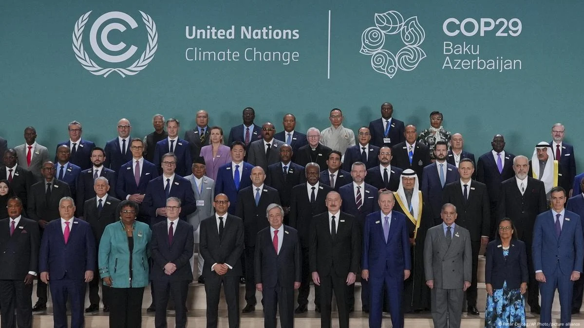 A COP29 em Baku reuniu cerca de 100 líderes mundiais para debater o aumento do financiamento climático. Apesar da relevância, a ausência de representantes de países como China, EUA, Índia, Alemanha e Brasil evidenciou a falta de consenso político nas negociações. Foto: Peter Dejong/AP Photo/picture alliance