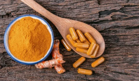 Anvisa suspende produtos de creatina, whey, cúrcuma e chá verde