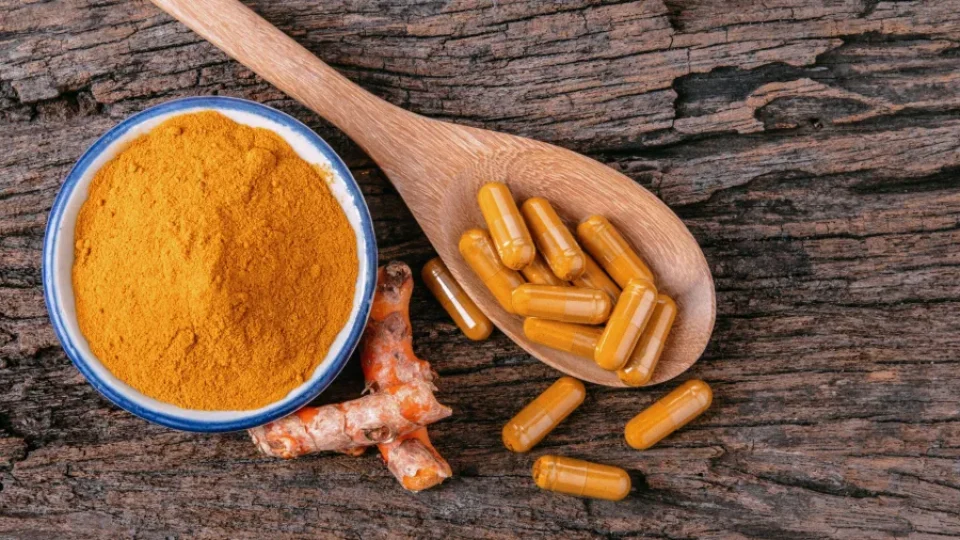Anvisa suspende produtos de creatina, whey, cúrcuma e chá verde