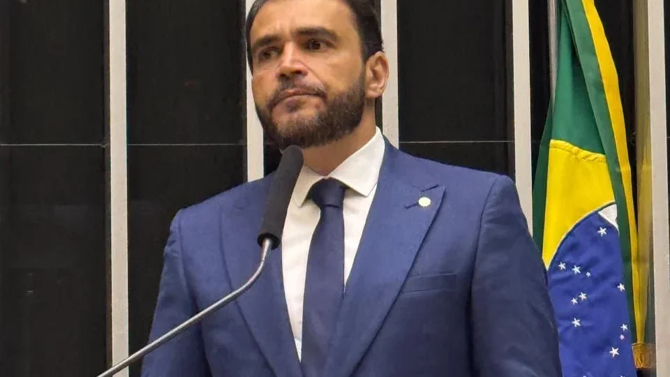 Relator de cassação de Eduardo Bolsonaro defendeu anistia e impeachment de Moraes