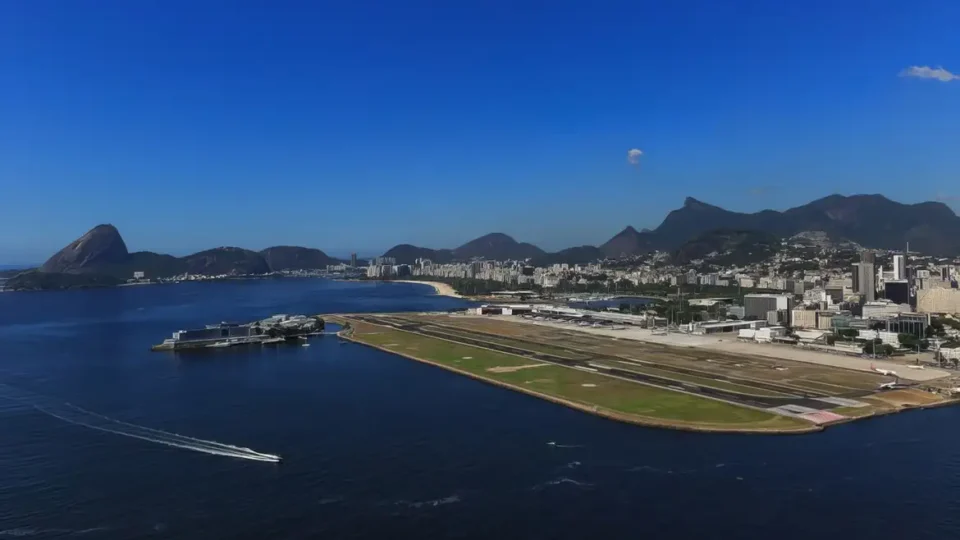 Aeroporto Santos Dumont é fechado após vazamento de óleo na pista