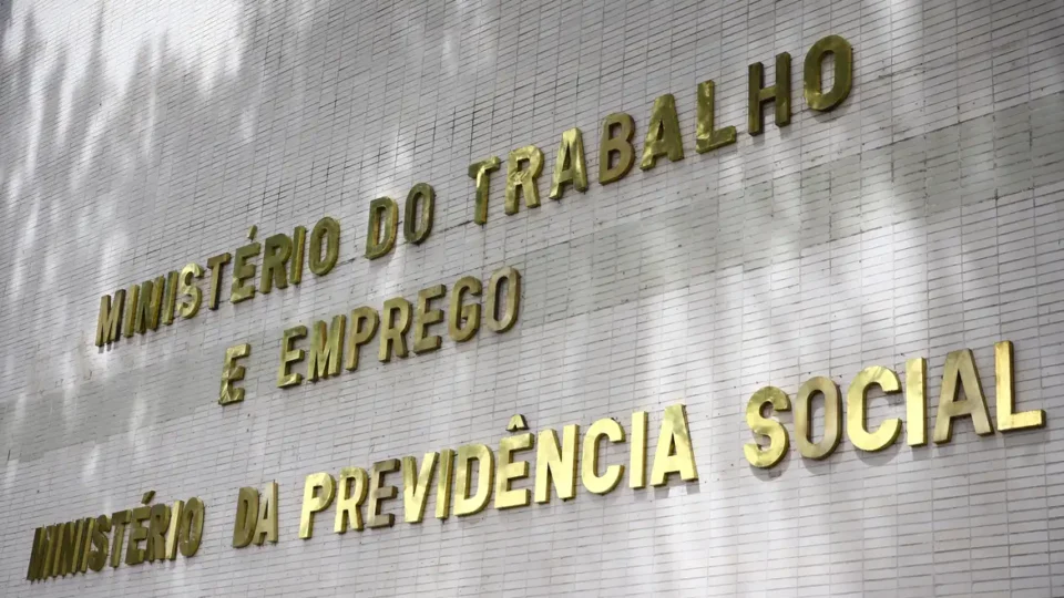 Governo notifica patrões sobre atraso do FGTS de empregadas domésticas