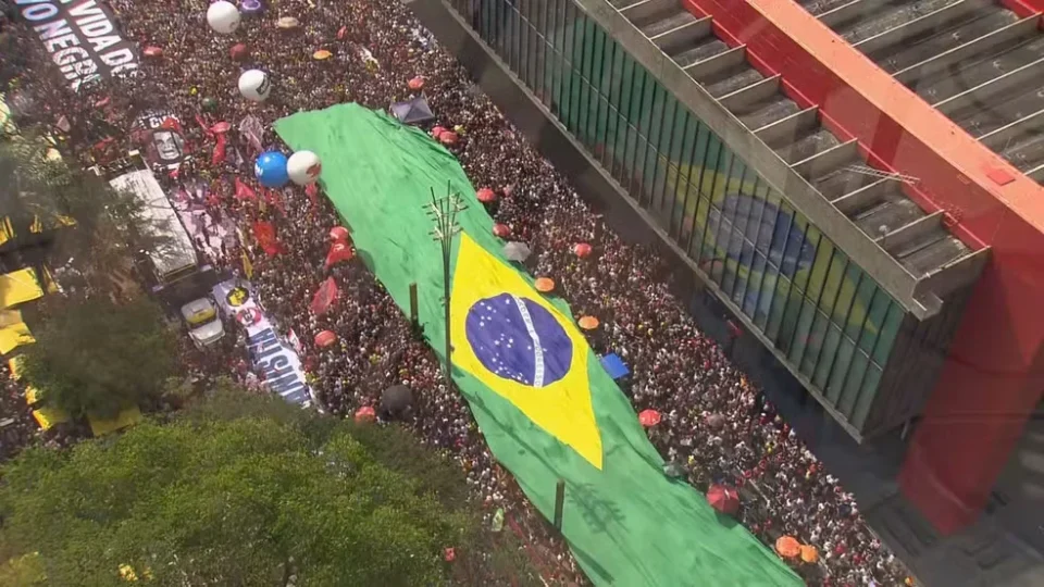 Atos por todo o Brasil protestam contra PEC da Bandidagem e anistia aos golpistas