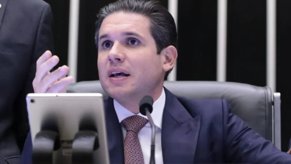 Hugo Motta sinaliza disposição para votar corte do ‘Bolsa Milionário’