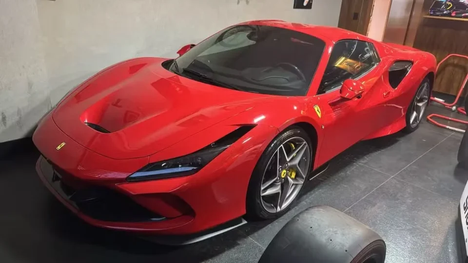 Ferrari e obras de arte são apreendidas em operação da PF contra fraudes no INSS