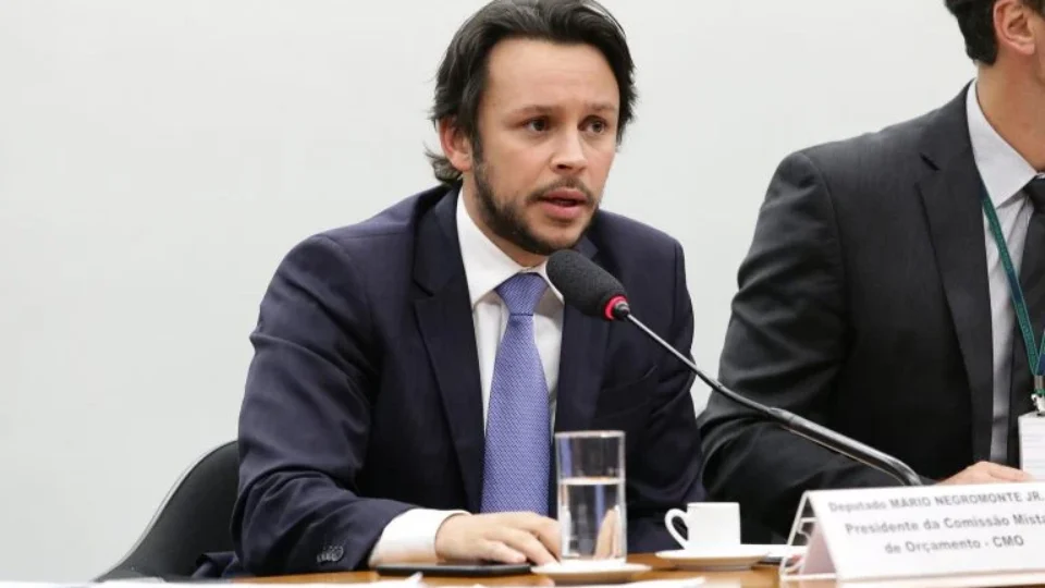 Deputados recuam e alegam erro, engano e até covardia por voto em PEC da Blindagem