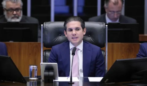 Hugo Motta deve apostar em pauta social e isenção do IR durante julgamento de Bolsonaro