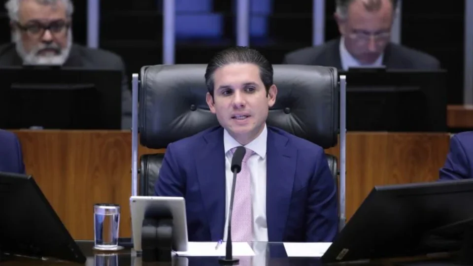 Hugo Motta deve apostar em pauta social e isenção do IR durante julgamento de Bolsonaro