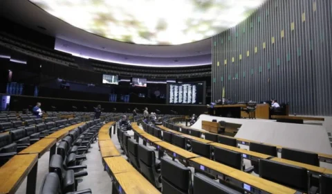 Anistia é adiada mais uma vez, mas Hugo Motta faz alerta a deputados