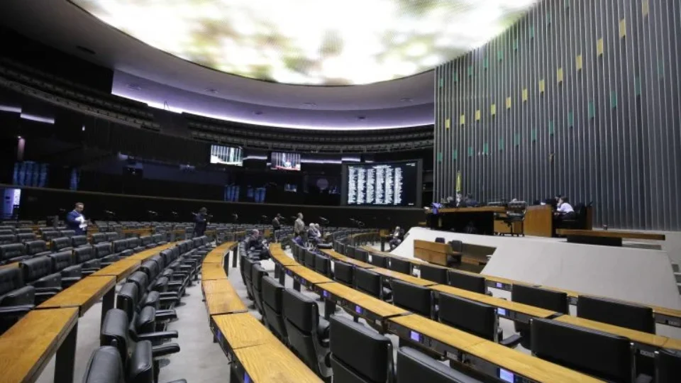 Anistia é adiada mais uma vez, mas Hugo Motta faz alerta a deputados