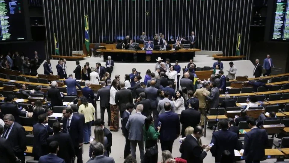 PT discursa contra PEC da Blindagem, mas parte da bancada vota a favor