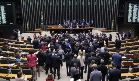 Urgência da anistia é aprovada com 311 votos e trava pauta de projetos sociais