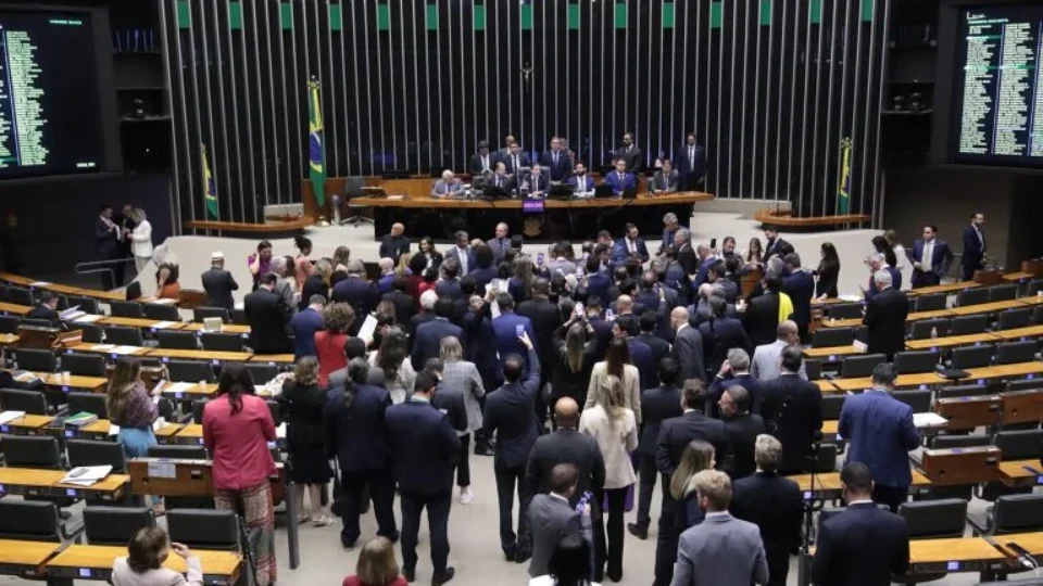 Urgência da anistia é aprovada com 311 votos e trava pauta de projetos sociais