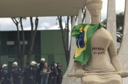 Moraes mantém prisão domiciliar de mulher que escreveu em estátua no STF