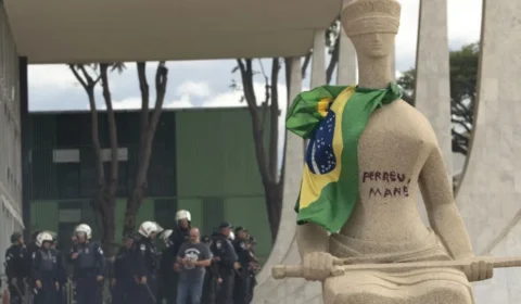 Moraes mantém prisão domiciliar de mulher que escreveu em estátua no STF
