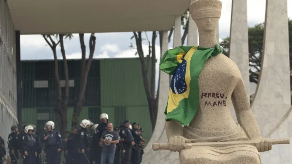 Moraes mantém prisão domiciliar de mulher que escreveu em estátua no STF