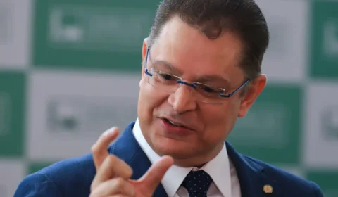 Sóstenes tenta lacrar em post e vira alvo de enxurrada de críticas: ‘Ladrão’