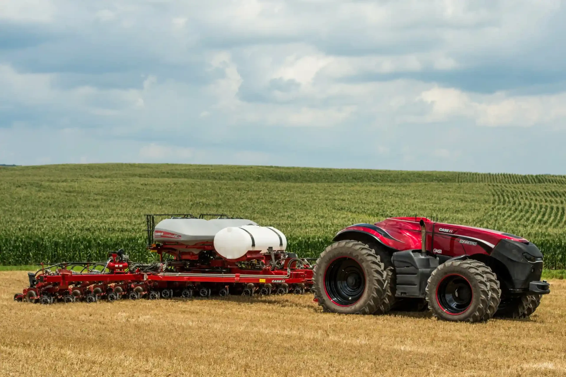 Os tratores autônomos, exemplo de um dos grandes marcos do avanço tecnológico, usam GPS e inteligência artificial para operar sozinhos, aumentando a precisão e reduzindo custos no campo. Imagem: Syngenta
