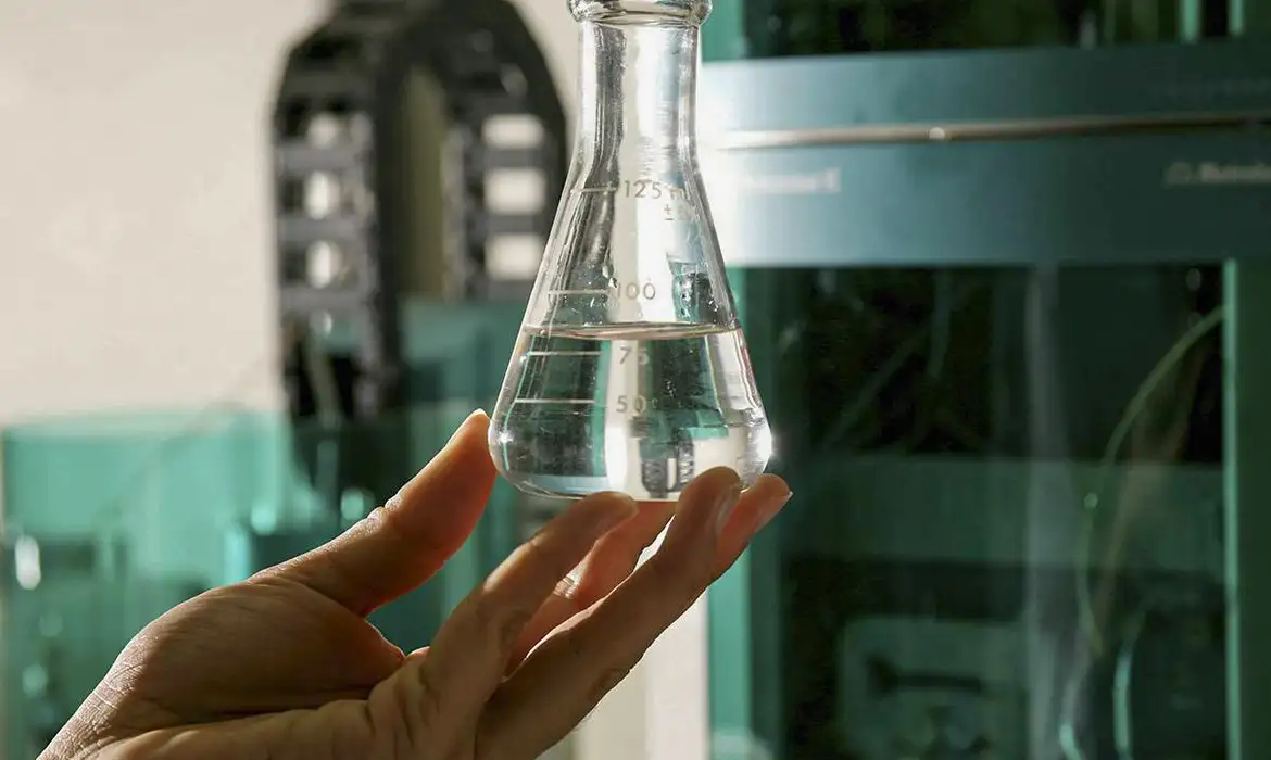 Amostra de metanol, usado na adulteração de bebidas