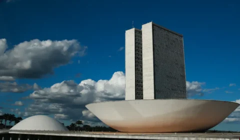 Eduardo Bolsonaro pede para votar dos EUA, mas falta até às sessões virtuais da Câmara