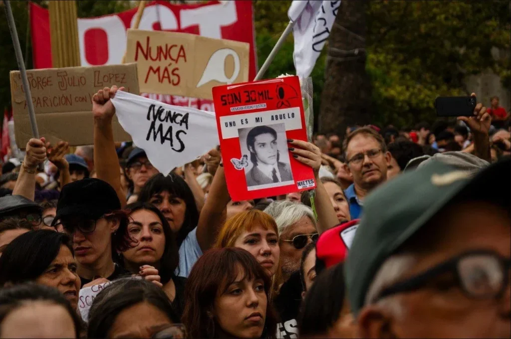 Em 24 de março de 2025, milhares de argentinas e argentinos lotaram a Praça de Maio, em Buenos Aires, na marcha pelos 30 mil desaparecidos da ditadura (1976-1983). O ato, o maior desde a posse de Javier Milei, uniu organizações sociais e de direitos humanos em defesa de memória, verdade e justiça, e contra os cortes e o discurso negacionista do governo. Foto: Mídia Ninja