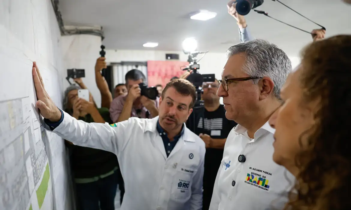 O ministro da Saúde, Alexandre Padilha, acompanha o secretário de Saúde do Rio de Janeiro, Daniel Soranz, em visita ao Hospital do Andaraí, na Zona Norte do Rio