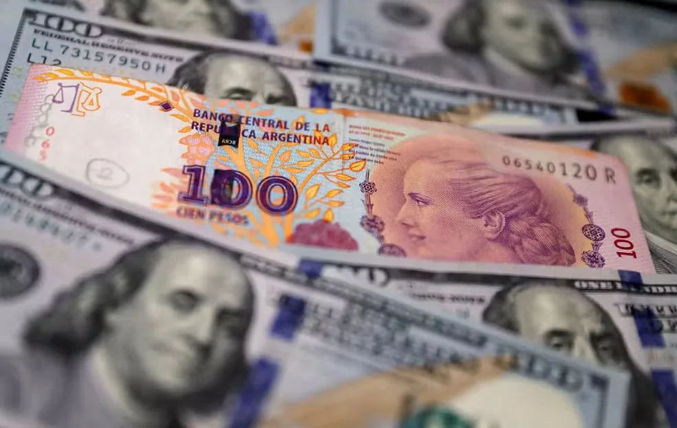 Em 26 de setembro de 2025, o Banco Central da Argentina restabeleceu o controle cambial para conter o “rulo” — manobra em que investidores lucram com a diferença entre o dólar oficial e o financeiro. A medida obriga a esperar 90 dias entre compra e venda da moeda nos dois mercados. Foto: Reuters