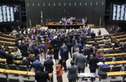 Para aprovar isenção do IR, oposição quer que governo corte verba de educação e saúde