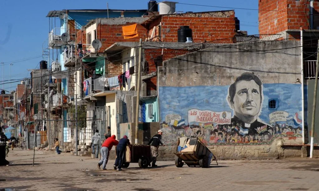 Pobreza atinge 52,9% da população argentina. São 15,7 milhões de pessoas abaixo da linha da pobreza, o maior índice desde 2003. Entre crianças de até 14 anos, o número sobe para 66% (7,3 milhões). Nos seis primeiros meses do governo Milei, 3,4 milhões entraram na pobreza e a indigência já alcança 18,1% da população. Foto: Diego Alberto Haliasz
