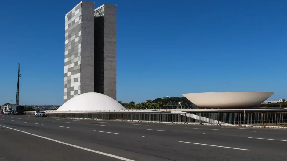 Comissão do Congresso aumenta fundo eleitoral para R$ 4,9 bilhão em 2026
