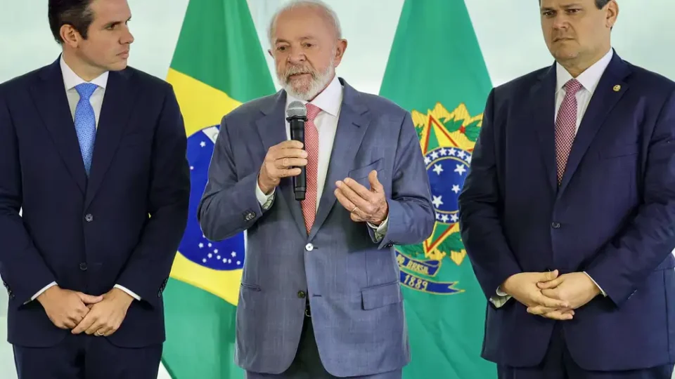 Lula almoça com Alcolumbre e Motta após veto a mudança na Ficha Limpa
