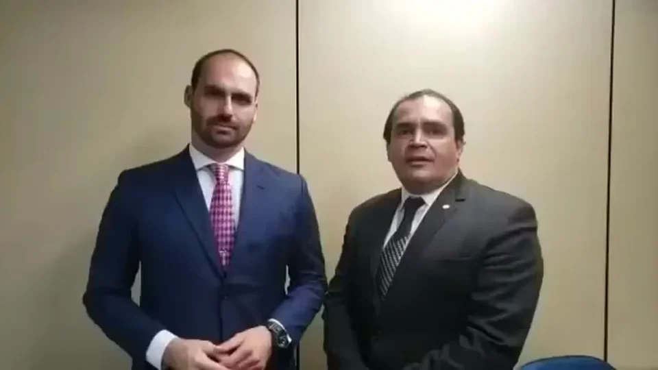 Relator de processo contra Eduardo é aliado da família Bolsonaro