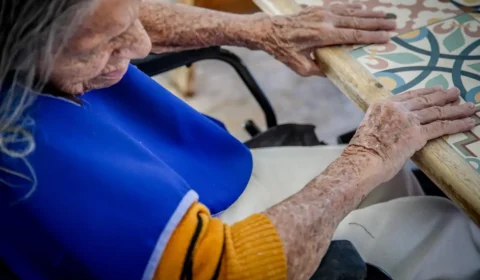 Condição intestinal pouco conhecida pode revelar Alzheimer anos antes dos primeiros sintomas