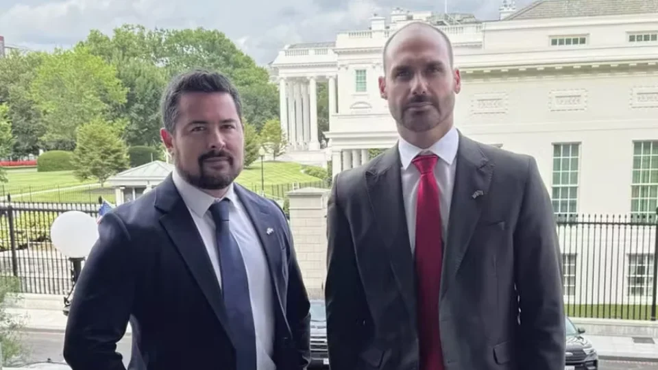 Eduardo Bolsonaro e Paulo Figueiredo são denunciados pela PGR por coação